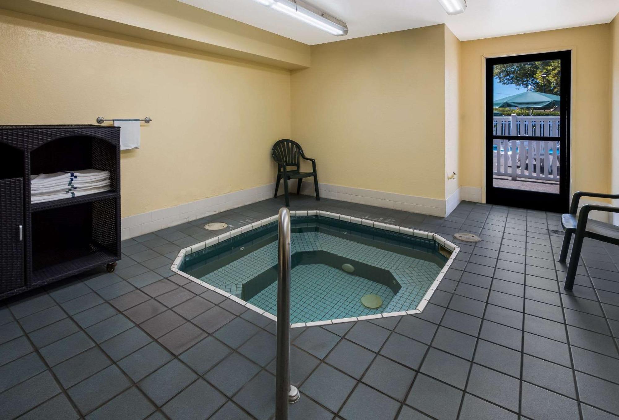 Quality Inn & Suites Medford Airport Ngoại thất bức ảnh
