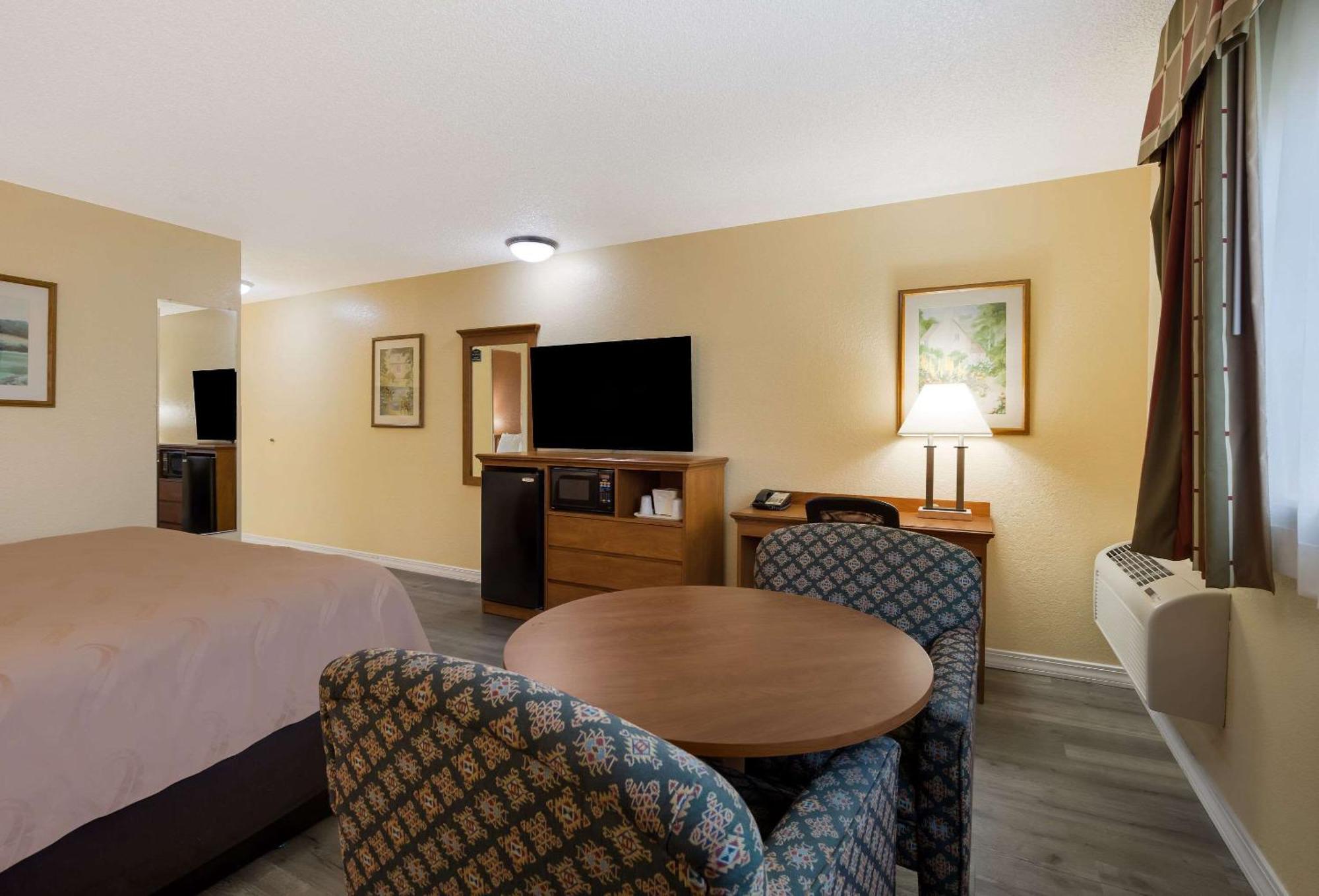 Quality Inn & Suites Medford Airport Ngoại thất bức ảnh