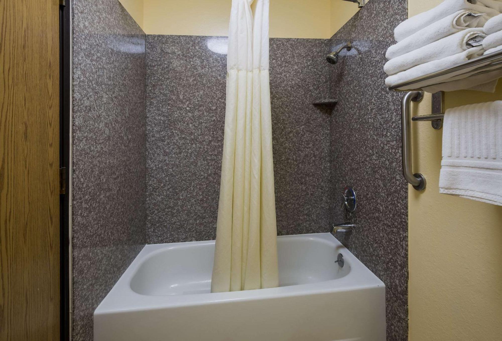 Quality Inn & Suites Medford Airport Ngoại thất bức ảnh