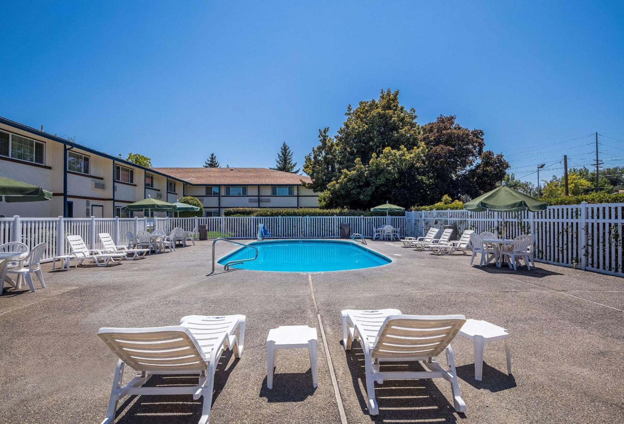 Quality Inn & Suites Medford Airport Ngoại thất bức ảnh